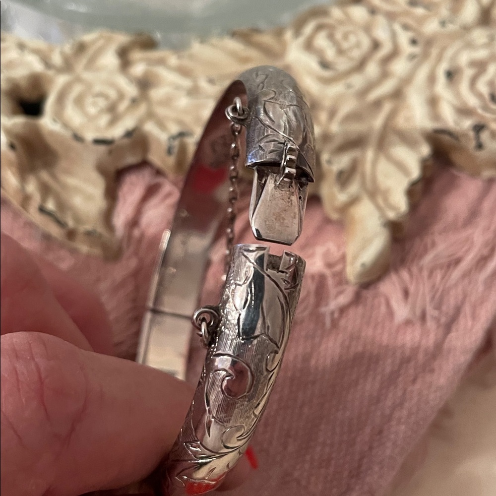 SIAM Sterling Silver Hallmarked Vintage Bracelet with safety chain detail